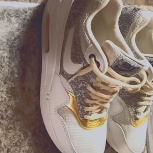 Size 8 Nikes only worn a couple time